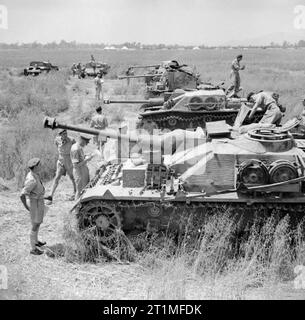 Le truppe britanniche di ispezionare una line-up di catturato in tedesco e in italiano i carri da combattimento e le autoblinde, Italia, il 2 giugno 1944. Un line-up di tedesco e italiano afv durante un display di equipaggiamenti catturati al nemico, 2 giugno 1944. In primo piano si vede StuG IV e Stug III fucili di assalto con due Marder cacciatorpediniere serbatoio dietro. Sullo sfondo due semovente italiano SP pistole possono essere visti. Foto Stock