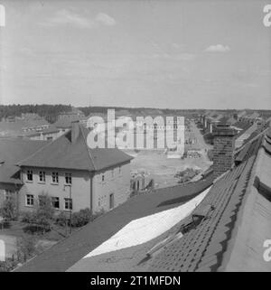 La liberazione di Bergen-belsen Campo di Concentramento, Aprile 1945 Panoramica dei principali parata a terra a Camp n. 2, Hohne caserma militare. Caserma mobili sono stati impilati sulla parata a terra per fare spazio a più letti di ospedale per i pazienti che arrivano dal Camp n. 1. Foto Stock