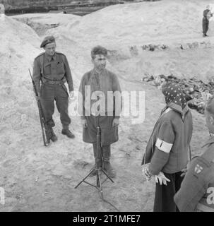 La liberazione di Bergen-belsen Campo di Concentramento, Aprile 1945 Dr Klein, un medico SS, che ha impegnato per la morte di migliaia di uomini, donne e bambini. In alcuni casi la sperimentazione su le sue vittime iniettando loro con benzina in modo da indurire il loro arterie. Mostra immagine: Dr Klein parlando di Movietone News sound carrello davanti al sepolcro in cui sono sepolti alcune delle sue vittime. Foto Stock