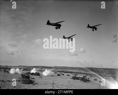 Il polacco della Air Force in Gran Bretagna, 1940-1947 tre Westland Lysander Mark IIIAs del 309 Squadrone polacco (parte del RAF esercito Comando cooperazione), basato a Dunino, Fife, prendendo parte ad un basso livello di esercizio di bombardamenti su una gamma in Scozia. Foto Stock