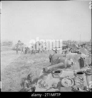 L'Esercito Polacco nella campagna di Normandia, 1944 Sherman serbatoi del primo polacco divisione corazzata in linea all'inizio dell'operazione "Totalise'. Foto Stock