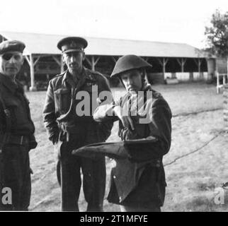 LA CAMPAGNA TUNISINA, NOVEMBRE 1942-MAGGIO 1943, il maggiore generale Charles Allfrey, il comandante del V corpo (centro), con altri due ufficiali nell'area avanzata, il 5 dicembre 1942. Foto Stock