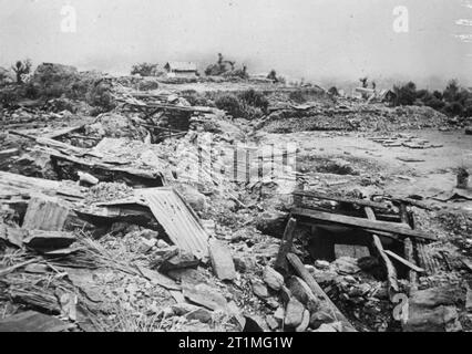 La guerra in Estremo Oriente- la Birmania campagna 1941-1945 la battaglia di Imphal-Kohima Marzo - Luglio 1944: Scena di devastazione a Naga villaggio nei pressi di Kohima presi dopo la resistenza feroce dal giapponese, dal 7° Divisione indiana. Foto Stock