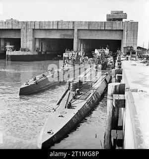 Catturate il tedesco U-barche al di fuori della loro penna a Trondheim in Norvegia, 19 maggio 1945. Le forze dell'asse: un tipo VII e IX di tipo sommergibile a fianco di ogni altra fuori il sommergibile penne a Trondheim dopo la guerra. Foto Stock