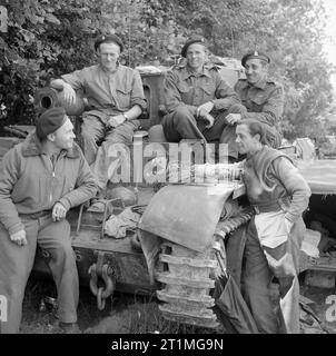 Capitano L MM di cotone con il suo Cromwell MK VI serbatoio ed equipaggio della quarta County of London Yeomanry, settima divisione corazzata, Normandia, 17 giugno 1944. Capitano L cotone MM (sinistra, indossando un "liberata" tedesco croce di ferro!) con il suo Cromwell VI serbatoio, "vecchio Bill', e l'equipaggio del quarto County of London Yeomanry, settima divisione corazzata, 17 giugno 1944. Il cotone era stato promosso a capitano a seguito del reggimento di azione a Villers Bocage. Foto Stock