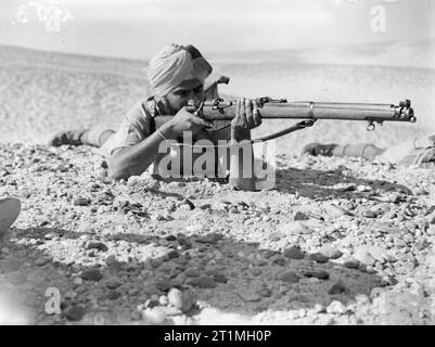 Le forze del Commonwealth in Nord Africa un Indiano rifleman con un SMLE (Corto Magazine Lee-Enfield) Mk III nella prona posizione di sparo, Egitto, 16 maggio 1940. Foto Stock