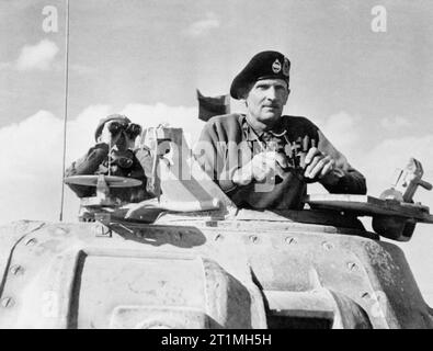 Il Tenente Generale Bernard Montgomery, comandando l'VIII Armata britannica in Nord Africa, nella torretta del suo comando Grant serbatoio ad El Alamein, 5 novembre 1942. Il Tenente Generale B L Montgomery, Comandante Generale Ottava Armata, orologi l inizio del ritiro tedesco da El Alamein dalla torretta della sua concessione serbatoio. Egli indossa il suo famoso serbatoio beret. Foto Stock