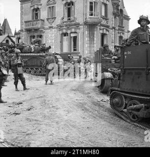 D-day - le forze britanniche durante l'invasione della Normandia 6 giugno 1944 i vettori universali di 2nd reggimento Middlesex (3rd battaglione MG della Divisione) passano un Churchill AVRE di 77th squadrone d'assalto, 5th reggimento d'assalto, a la Brèche d'Hermanville, 6 giugno 1944. Foto Stock