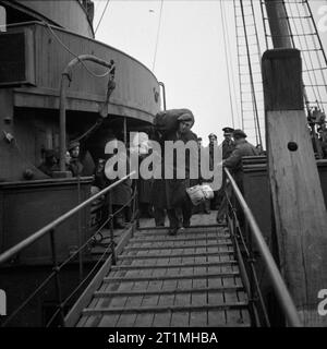 La smobilitazione dell'Esercito britannico quattro milionesimo soldato britannico per essere smobilitati, Rifleman John Neale, di anni 31, del re Royal Rifle Corps, approda dal troopship a Dover. Rifleman Neale, di Hounslow, Middlesex, servita come un ufficiale è batman prima di smobilitazione. Foto Stock