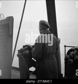 La smobilitazione dell'Esercito britannico quattro milionesimo soldato britannico per essere smobilitati, Rifleman John Neale, di anni 31, del re Royal Rifle Corps, orologi dover entrare in vista dal ponte della troopship. Rifleman Neale, di Hounslow, Middlesex, servita come un ufficiale è batman prima di smobilitazione. Foto Stock