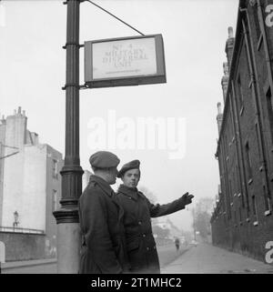 La smobilitazione dell'Esercito britannico quattro milionesimo soldato britannico per essere smobilitati, Rifleman John Neale, di anni 31, del re Royal Rifle Corps, arriva al n. 4 di dispersione di militari, unità di Albany Street, Londra. Rifleman Neale, di Hounslow, Middlesex, servita come un ufficiale è batman prima di smobilitazione. Foto Stock