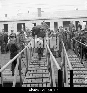 La smobilitazione dell'Esercito britannico quattro milionesimo soldato britannico per essere smobilitati, Rifleman John Neale, di anni 31, del re Royal Rifle Corps, schede di una nave di Calais che lo porterà attraverso il canale inglese. Rifleman Neale, di Hounslow, Middlesex, servita come un ufficiale è batman prima di smobilitazione. Foto Stock