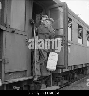 La smobilitazione dell'Esercito britannico quattro milionesimo soldato britannico per essere smobilitati, Rifleman John Neale, di anni 31, del re Royal Rifle Corps, lascia un treno a Calais, un'altra tappa del suo viaggio home essendo completato. Rifleman Neale, di Hounslow, Middlesex, servita come un ufficiale è batman prima di smobilitazione. Foto Stock