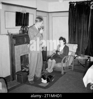 La smobilitazione dell'Esercito britannico quattro milionesimo soldato britannico per essere smobilitati, Rifleman John Neale, di anni 31, del re Royal Rifle Corps, a casa con la moglie e la famiglia cat. Rifleman Neale, di Hounslow, Middlesex, servita come un ufficiale è batman prima di smobilitazione. Foto Stock