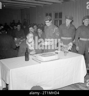 La smobilitazione dell'Esercito britannico quattro milionesimo soldato britannico per essere smobilitati, Rifleman John Neale, di anni 31, del re Royal Rifle Corps, è presentato con una torta da parte del personale di transito 112 Camp, Calais. Rifleman Neale, di Hounslow, Middlesex, servita come un ufficiale è batman prima di smobilitazione. Foto Stock