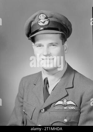 Funzionamento punire (l' Dambusters Raid) 16 - 17 Maggio 1943 testa e spalle ritratto di Wing Commander P Guy Gibson VC DSO & Bar DFC & Bar, Comandante della n. 617 Squadrone, Royal Air Force, che funzionamento led punire. Fotografia scattata presso il Royal Canadian Air Force Station a Rockliffe, Ontario, Canada. Foto Stock