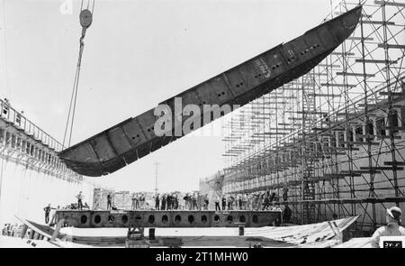 La costruzione navale nell'Kaiser Cantieri navali negli Stati Uniti durante la Seconda Guerra Mondiale un trasferimento di 62 ton a doppia sezione inferiore a Richmond cantiere numero tre del Kaiser Company Inc di Richmond, California. Foto Stock