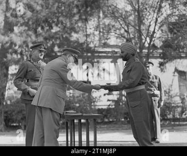 Le celebrazioni per il Primo ministro Churchill's 69Compleanno Sergente Kipral Singh del 3° Battaglione, xi reggimento Sikh di consegnare un dono al Primo Ministro Winston Churchill. Foto Stock