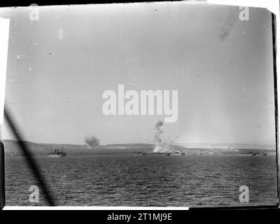 La campagna in Sicilia 1943 Operazione Husky: la Sicilia gli sbarchi 9-10 Luglio 1943: Le navi della flotta di invasione sotto attacco aereo che si scaricano di truppe e di attrezzature su una spiaggia di 4 miglia a sud di Siracusa. Foto Stock