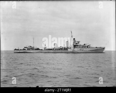 La Royal Navy durante la Seconda Guerra Mondiale l'HMS Achates, un cacciatorpediniere classe modificata per scortare il lavoro con un porcospino ASW al posto di "A" pistola, in mare. Foto Stock