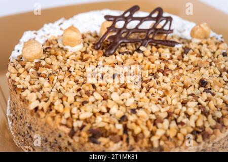 Torta di nocciole con cioccolato da vicino Foto Stock