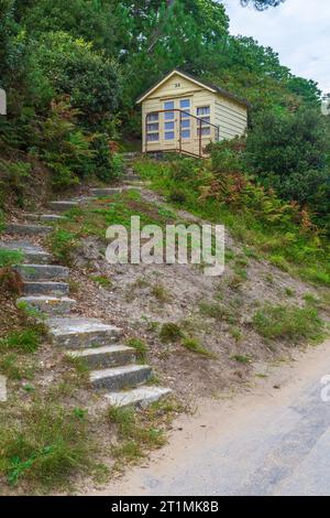 Canford Cliffs Chine, Poole, Regno Unito - 9 settembre 2023: Scalini che portano alle capanne sulla spiaggia. Foto Stock