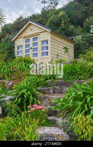 Canford Cliffs Chine, Poole, Regno Unito - 9 settembre 2023: Rifugio sulla spiaggia. Foto Stock