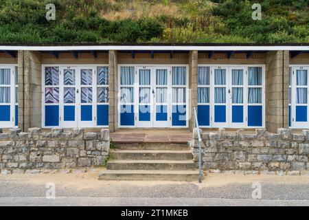 Canford Cliffs Promenade, Poole, Regno Unito - 9 settembre 2023: Capanne sulla spiaggia terrazzate sul lungomare. Foto Stock