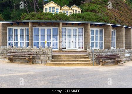 Canford Cliffs Promenade, Poole, Regno Unito - 9 settembre 2023: Beach Huts sul lungomare. Foto Stock