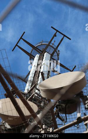 Catturato a Parigi, questo impressionante primo piano mostra gli intricati dettagli di una torre di telecomunicazioni arroccata sulla cima dell'iconica Torre Eiffel. Foto Stock