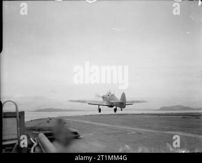 La Royal Navy durante la Seconda Guerra Mondiale a bordo di HMS ARGUS, un Hawker Hurricane mare prendendo il largo. Foto Stock