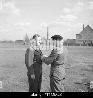 Operazione Overlord (lo sbarco in Normandia)- D-giorno 6 giugno 1944 gli ufficiali del comando di Esercito XXI Gruppo: Lt T Generale Gerow GOC 5 US Corps sotto generale Bradley, ricevendo il CB dal generale Montgomery a Munchen Gladbach. Sotto Gerow, il US 5 Corps negoziato gli sbarchi a Omaha. Foto Stock