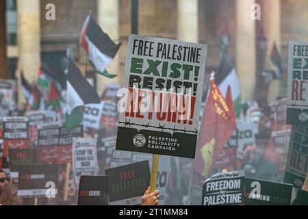 Londra, Inghilterra, Regno Unito. 14 ottobre 2023. Migliaia di persone marciano attraverso il centro di Londra chiedendo una Palestina libera ( Credit Image: © Horst Friedrichs ) Credit: horst friedrichs/Alamy Live News Foto Stock