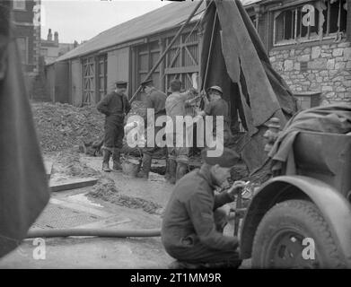 Smaltimento di 1000 Kg bomba tedesca. 11 e 12 gennaio 1943, Devonport. Squadra al lavoro sulla superficie. Foto Stock