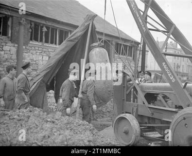 Smaltimento di 1000 Kg bomba tedesca. 11 e 12 gennaio 1943, Devonport. La bomba è tirata verso la superficie. Foto Stock