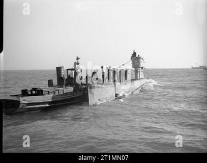 La Royal Navy durante la Seconda Guerra Mondiale un cinese missione militare HMSM imbarco H 50 in mare durante una visita al Royal Navy a Portsmouth. Mentre a Portsmouth, la missione, guidati dal generale Yang Chieh (ex ambasciatore in URSS e fondatore del personale chinese college) visto molti diversi tipi di nave da guerra, compresa una MTB e un sottomarino. Egli ha anche pranzato con l'ammiraglio sir Charles J C poco, gbe, KCB, comandante in capo a bordo di Portsmouth HMS Victory. Foto Stock