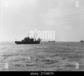 La Royal Navy durante la Seconda Guerra Mondiale motore HM Minesweeper 88 giacente al di ancoraggio durante le operazioni minesweeping off Anzio, Italia. Foto Stock