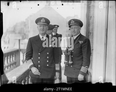 La Royal Navy durante la Seconda Guerra Mondiale l'ammiraglio sir Bruce Fraser GCB. KBE, ex comandante in capo della flotta di casa (a destra) con il Capitano H Hickling, DSO, RN, NOIC, ad Arromanches. Foto Stock