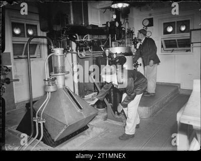 La Royal Navy durante la Seconda Guerra Mondiale due uomini partecipano alla nitroglicerina tini in metropolitana nitrazione di stanza presso la Royal Navy Cordite fabbrica a Holton Heath, Dorset. La nitroglicerina è uno dei principali ingredienti di cordite. Foto Stock