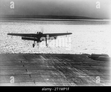 Fleet Air Arm prove, a bordo della HMS vittoriosa. 23-25 settembre 1942. Un Fairey Barracuda in arrivo a terra. Foto Stock