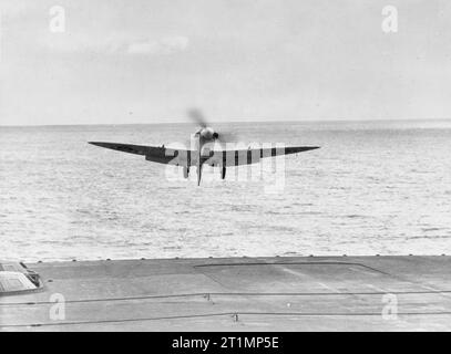 Fleet Air Arm prove, a bordo della HMS vittoriosa. 23-25 settembre 1942. Un Seafire attorno alla terra sul ponte di volo. Foto Stock