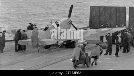 Fleet Air Arm prove, a bordo della HMS vittoriosa. 23-25 settembre 1942. Un Supermarine Seafire sull'acceleratore pronto per il lancio. Foto Stock