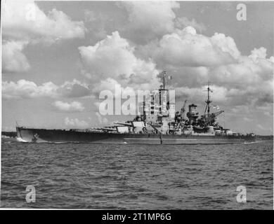 La Royal Navy durante la Seconda Guerra Mondiale l'HMS HOWE a Auckland, Nuova Zelanda. Ella è la nave ammiraglia di Ammiraglio Sir Bruce Fraser, comandante in capo britannico flotta del Pacifico. Foto Stock