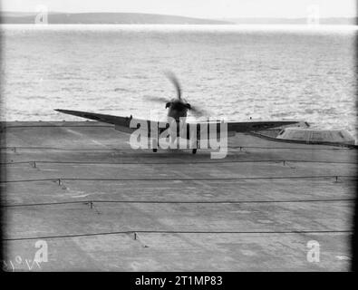 Fleet Air Arm prove, a bordo della HMS vittoriosa. 23-25 settembre 1942. Un Seafire attorno alla terra sul ponte di volo. Foto Stock