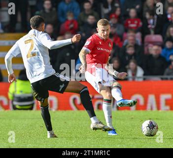 Wrexham, Regno Unito. 14 ottobre 2023. James McClean 23# del Wrexham Association Football Club passa la palla, durante la partita Sky Bet League 2 Wrexham vs Salford City a Stok CAE Ras, Wrexham, Regno Unito, 14 ottobre 2023 (foto di Cody Froggatt/News Images) a Wrexham, Regno Unito il 14 ottobre 2023. (Foto di Cody Froggatt/News Images/Sipa USA) credito: SIPA USA/Alamy Live News Foto Stock