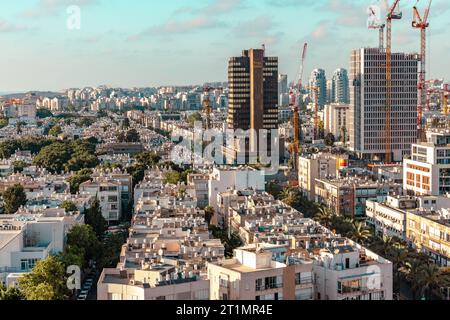 Vista panoramica dello skyline della città di Tel Aviv Israel 7,2022 edifici e grattacieli nel centro della metropoli durante il giorno Foto Stock