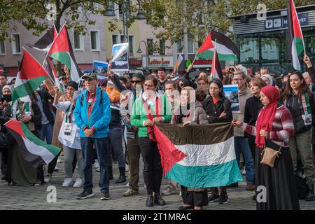 Una manifestazione di solidarietà per Israele e una seconda manifestazione dei palestinesi contro i bombardamenti di Gaza si sono svolti sull'Heumarkt di Colonia Foto Stock