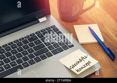 14 ottobre 2023: Scrivania con tazza e computer portatile con nota: Business concept PHOTOMONTAGE *** Schreibtisch mit Tasse und laptop computer mit Notiz: Geschäftskonzept FOTOMONTAGE Credit: Imago/Alamy Live News Foto Stock