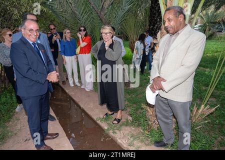 Mezguita, Marocco. 14 ottobre 2023. Il ministro della cooperazione allo sviluppo e della politica metropolitana Caroline Gennez (C) è raffigurato durante una visita al giardino di palme Palmeraie Mezguita, parte di una visita di lavoro del ministro dello sviluppo in Marocco, sabato 14 ottobre 2023. BELGA PHOTO JONAS ROOSENS Credit: Belga News Agency/Alamy Live News Foto Stock