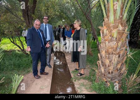 Mezguita, Marocco. 14 ottobre 2023. Il ministro della cooperazione allo sviluppo e della politica metropolitana Caroline Gennez (R) è raffigurato durante una visita al giardino di palme Palmeraie Mezguita, parte di una visita di lavoro del ministro dello sviluppo in Marocco, sabato 14 ottobre 2023. BELGA PHOTO JONAS ROOSENS Credit: Belga News Agency/Alamy Live News Foto Stock